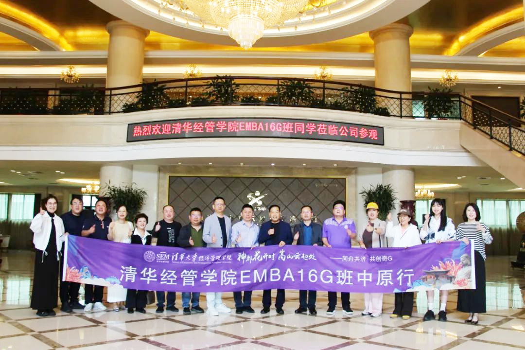 Các từ lớp EMBA16G của Học viện Quản lý Kinh tế, Đại học Thanh Hoa đến thăm Cô
