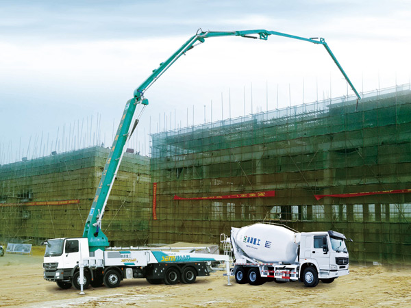 Công việc thực địa của xe trộn và xe bơm