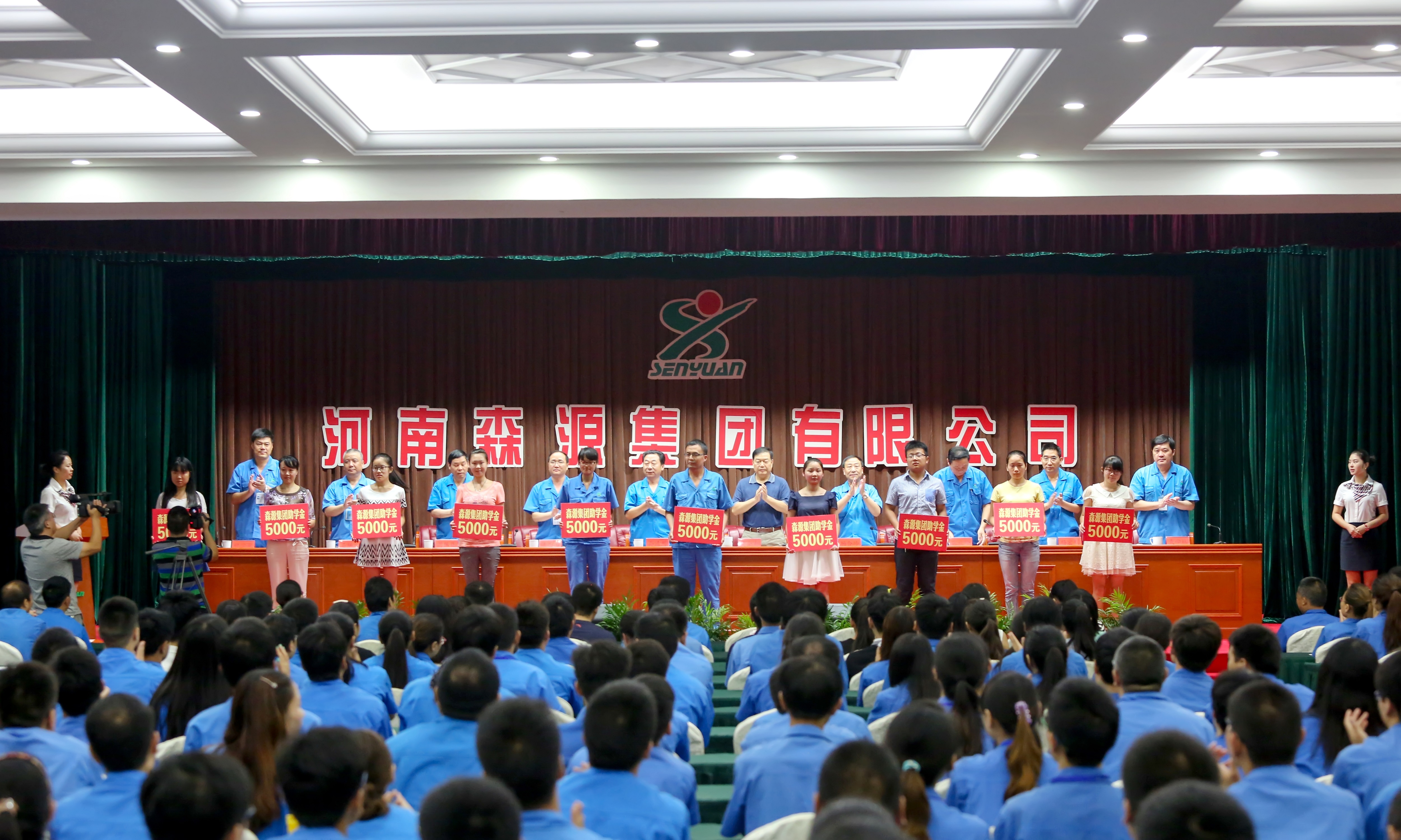 Lễ trao học bổng Thu Bội năm 2015 của Tập đoàn Tùng Lâm long trọng được tổ chức
